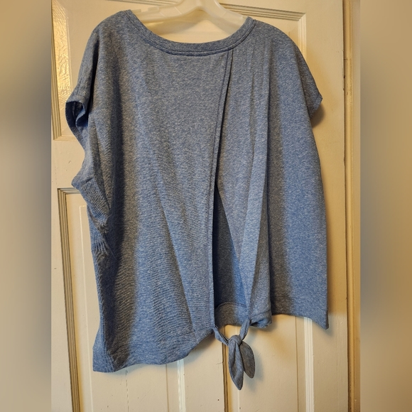 T-shirt with split tie in the back - Picture 3 of 3